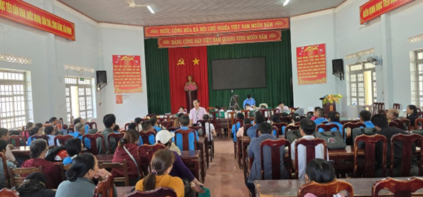 ĐOÀN TNCS HỒ CHÍ MINH XÃ VỤ BỔN PHỐI HỢP VỚI CÁN BỘ NGÂN HÀNG CHÍNH SÁCH XÃ HỘI HƯỚNG DẪN TỔ TRƯỞNG TỔ TIẾT KIỆM VÀ VAY VỐN VÀ CÁC HỘ VAY LÀM THỦ TỤC HỒ SƠ VAY VỐN